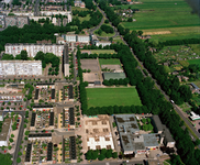 842942 Luchtfoto van het Sportpark De Dreef in de wijk Overvecht te Utrecht, uit het zuidoosten. Rechts de Albert ...